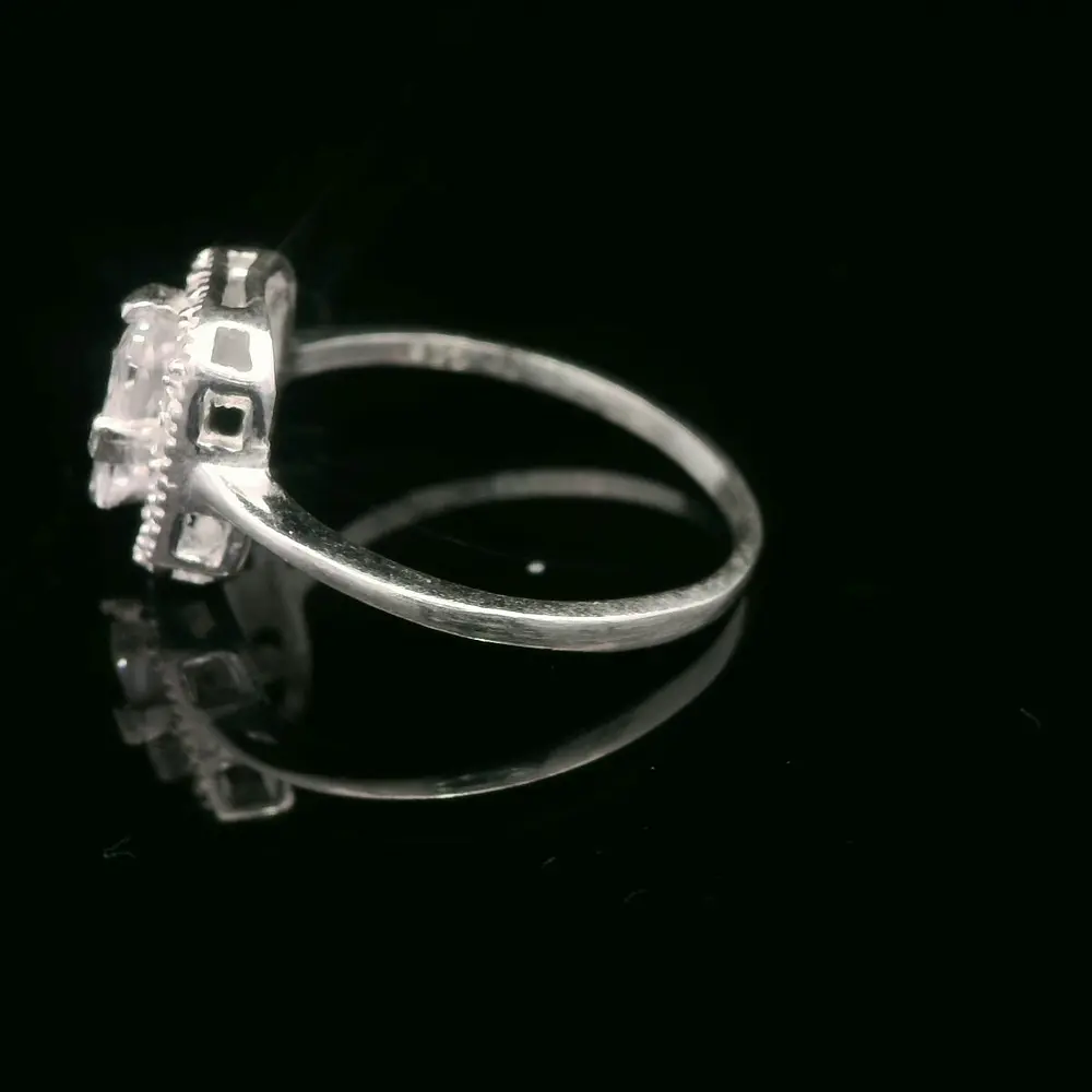 Anillo de Plata Solitario Halo con Circón Central Cuadrado