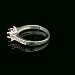 Anillo de Plata con Circón Central de Color, 4 Pistilos y Cintillo con Circones