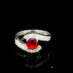 Anillo de Plata Solitario Espiral con Cintillo de Circones Incoloros y Circón Central de Color