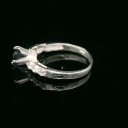 Anillo de Plata Solitario con Circón de Color, 4 Pistilos y Cintillo Incoloro