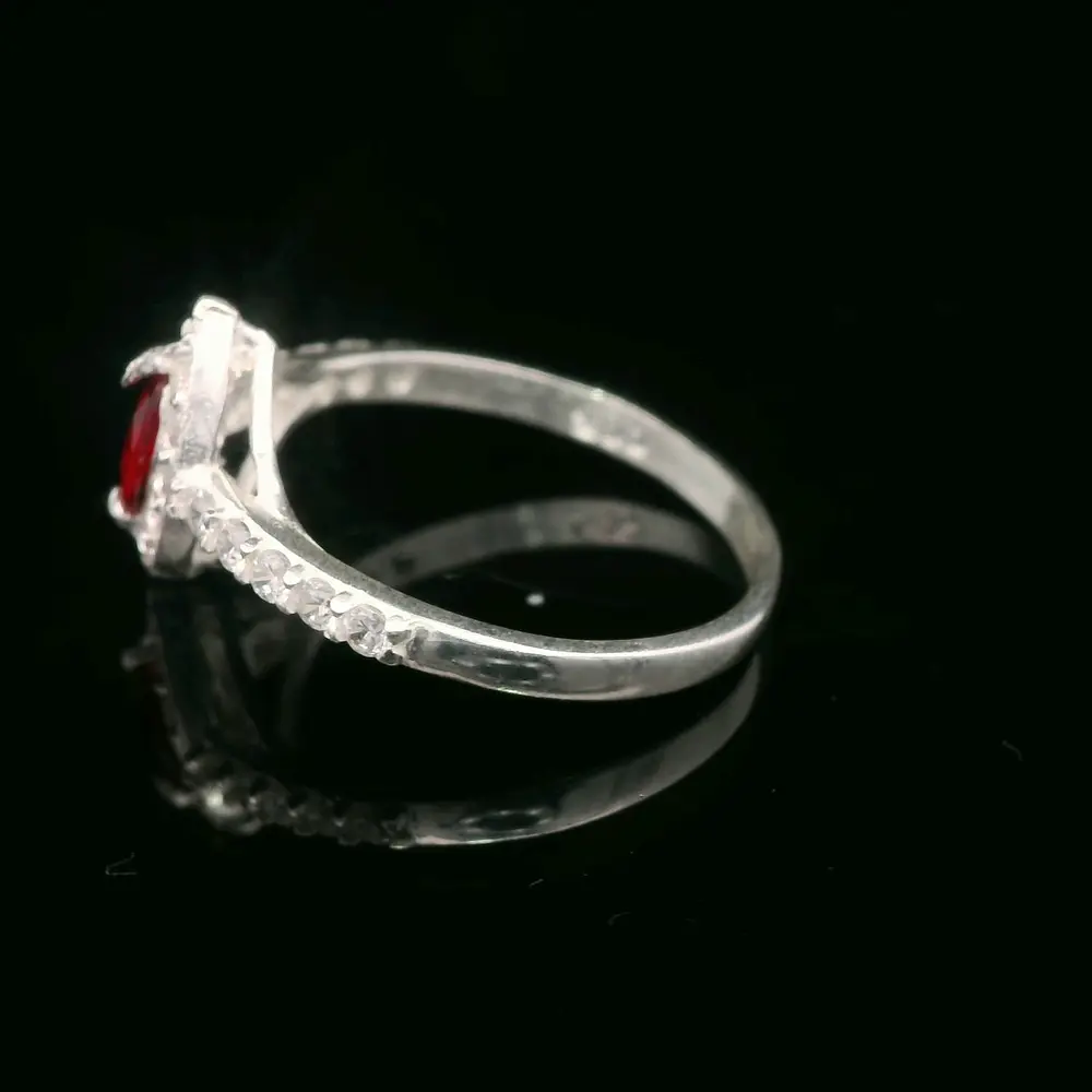 Anillo de Plata Halo Ovalado Incoloro con Circón Central de Color