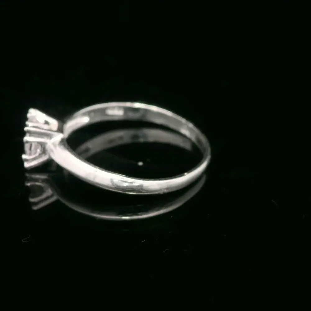 Anillo de Plata Solitario con Circón Incoloro