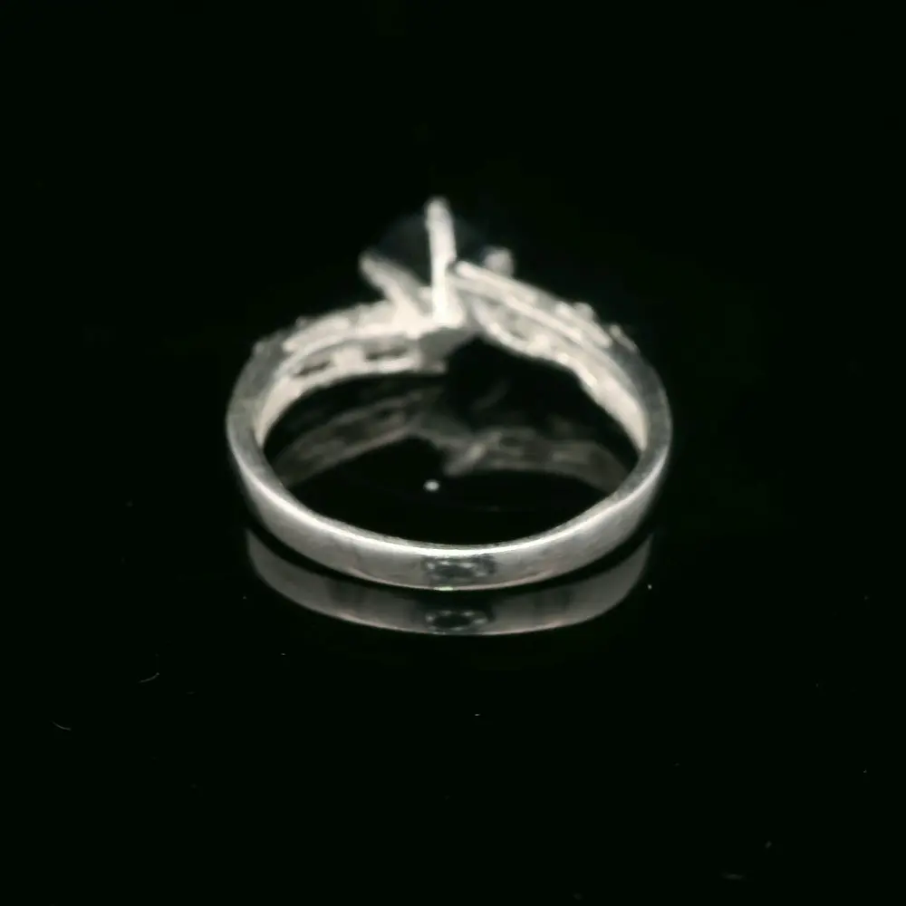 Anillo de Plata Solitario con Circón de Color, 4 Pistilos y Cintillo Incoloro
