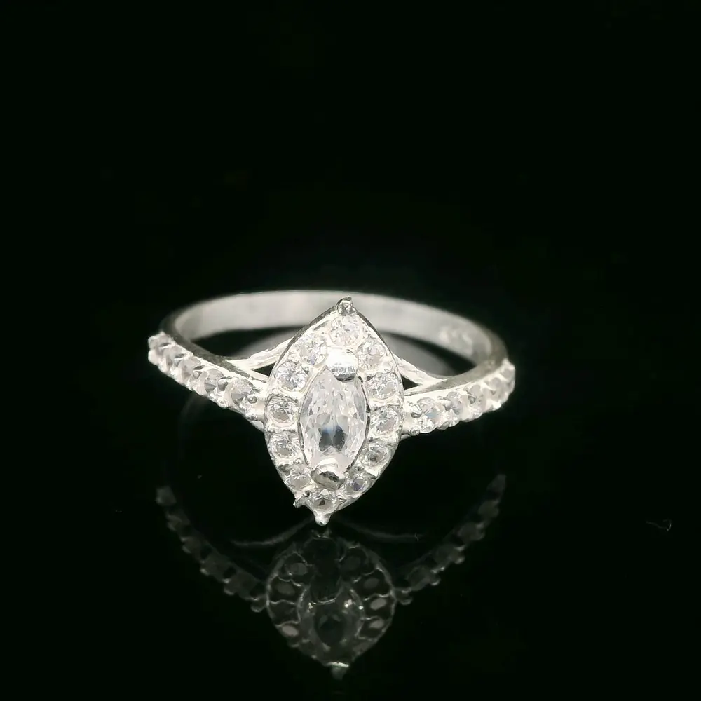 Anillo de Plata Halo Ovalado Incoloro con Circón Central