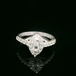 Anillo de Plata Halo Ovalado Incoloro con Circón Central