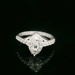 Anillo de Plata Halo Ovalado Incoloro con Circón Central