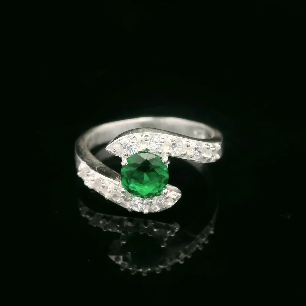 Anillo de Plata Solitario Espiral con Cintillo de Circones Incoloros
