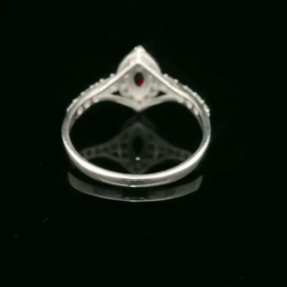 Anillo de Plata Halo Ovalado Incoloro con Circón Central de Color