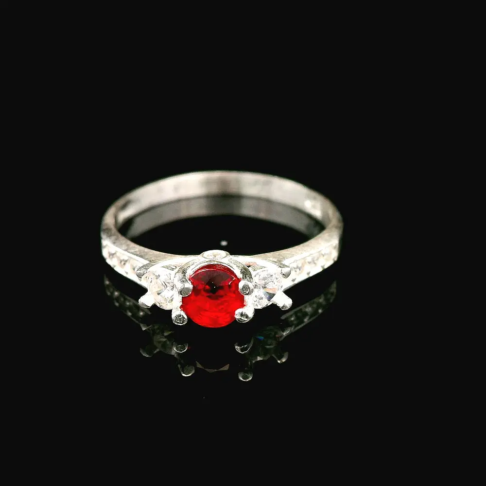 Anillo de Plata con Circón Central de Color