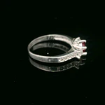 Anillo de Plata con Circón Central de Color, 4 Pistilos y Cintillo con Circones