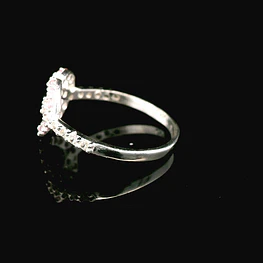 Anillo de Plata Cintillo con Corazón Central
