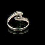 Anillo de Plata Solitario Espiral con Cintillo de Circones Incoloros y Circón Central de Color
