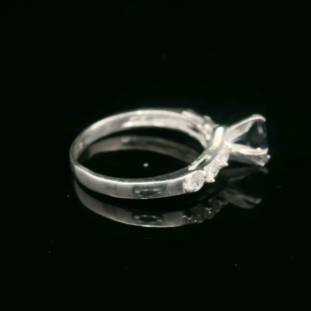 Anillo de Plata Solitario con Circón de Color, 4 Pistilos y Cintillo Incoloro