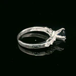 Anillo de Plata Solitario con Circón de Color, 4 Pistilos y Cintillo Incoloro