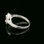 Anillo de Plata Halo Ovalado Incoloro con Circón Central