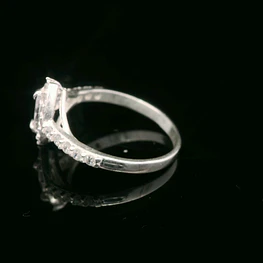 Anillo de Plata Halo Ovalado Incoloro con Circón Central
