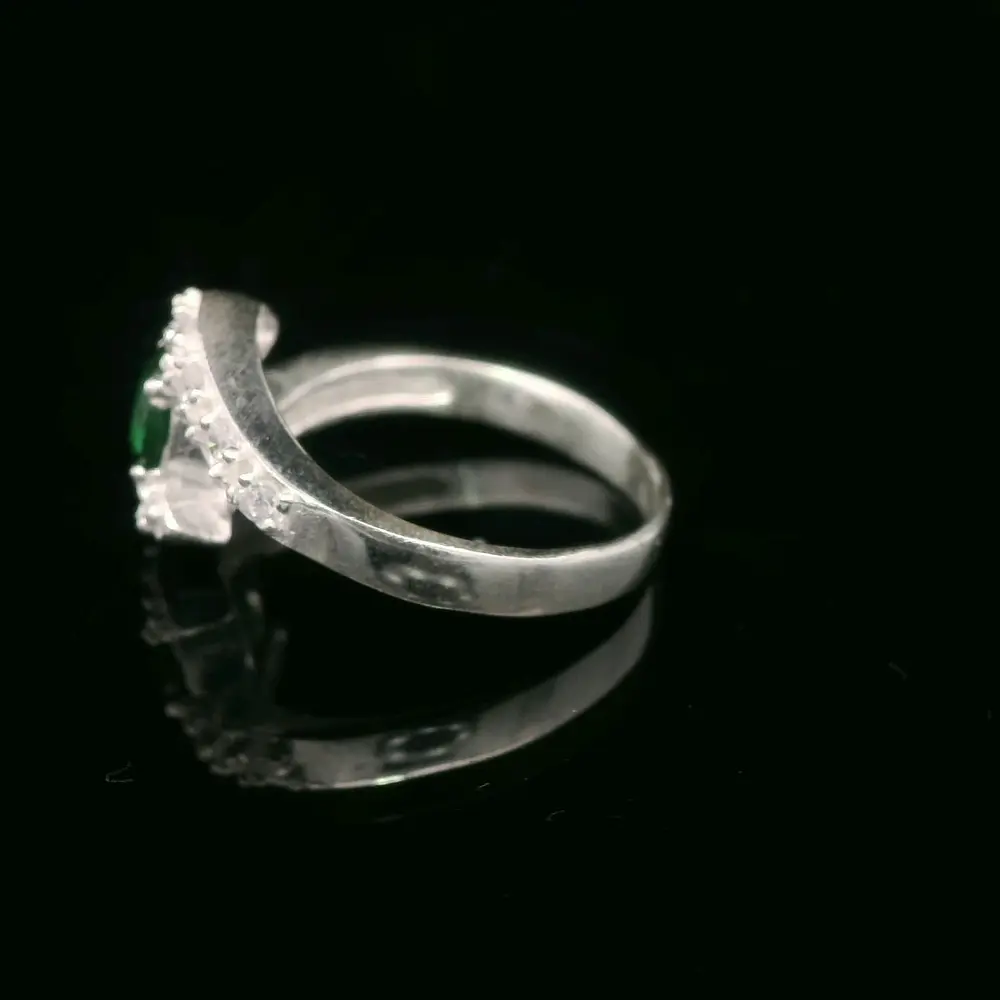 Anillo de Plata Solitario Espiral con Cintillo de Circones Incoloros