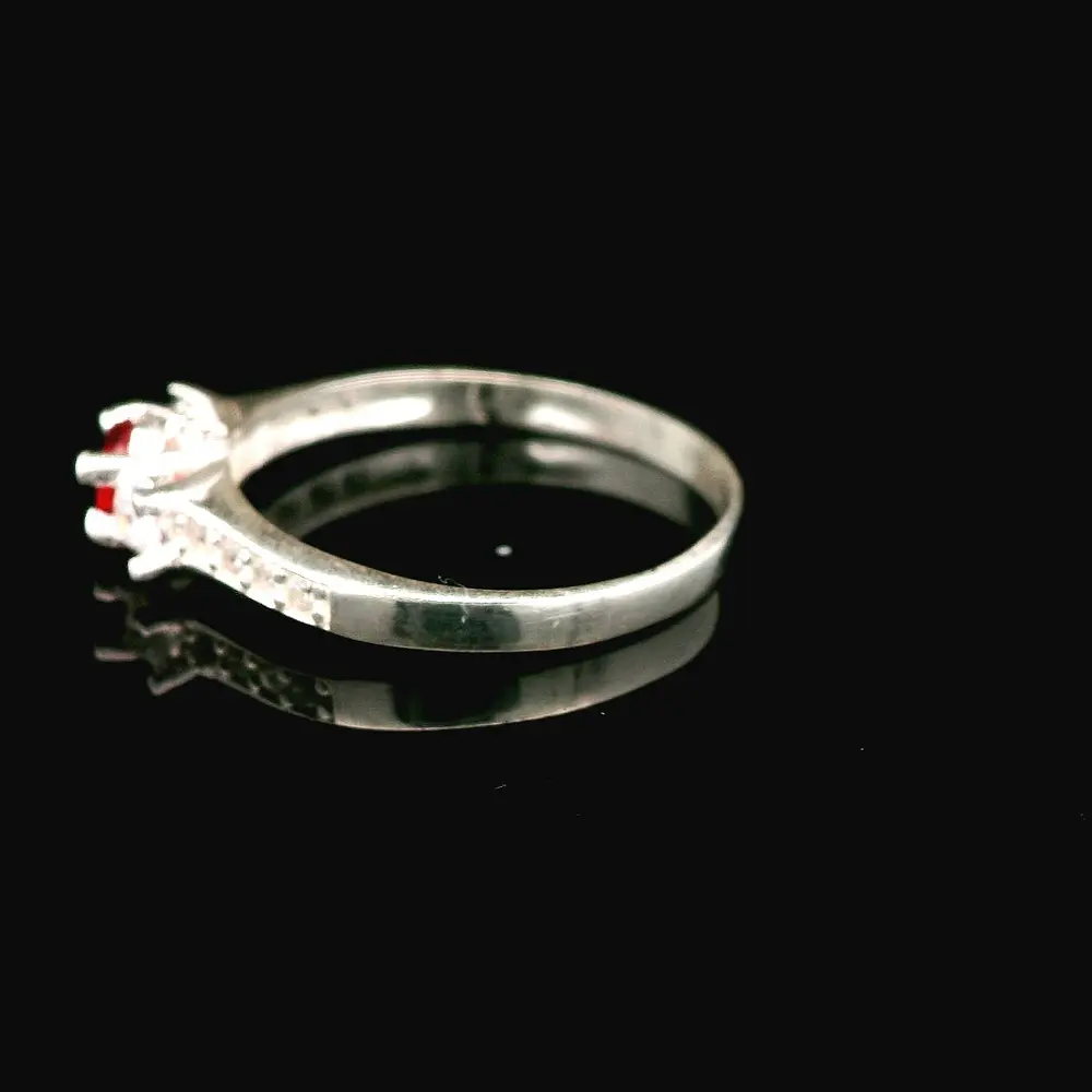 Anillo de Plata con Circón Central de Color