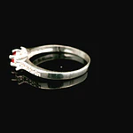 Anillo de Plata con Circón Central de Color