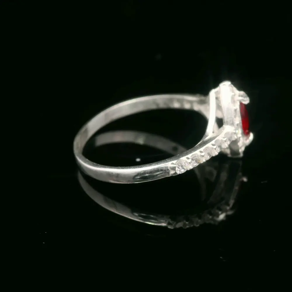 Anillo de Plata Halo Ovalado Incoloro con Circón Central de Color