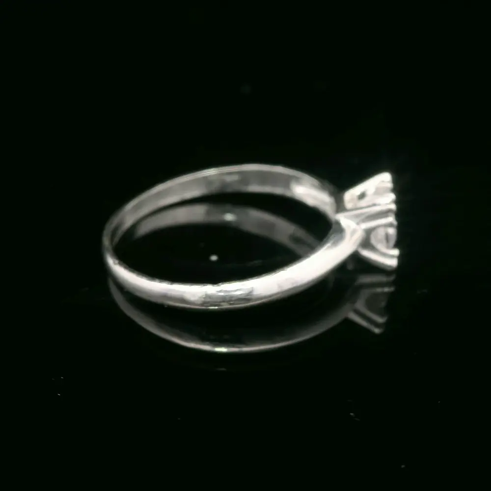 Anillo de Plata Solitario con Circón Incoloro