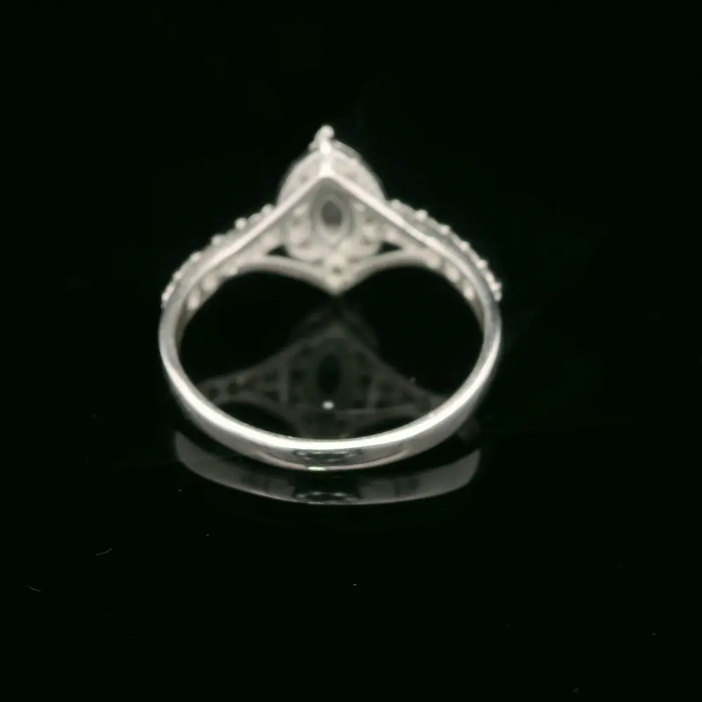 Anillo de Plata Halo Ovalado Incoloro con Circón Central