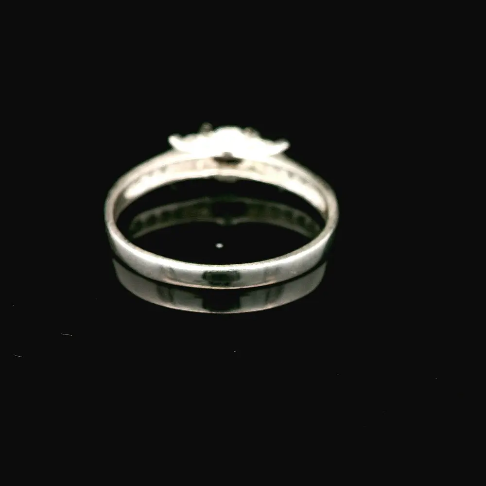 Anillo de Plata con Circón Central de Color