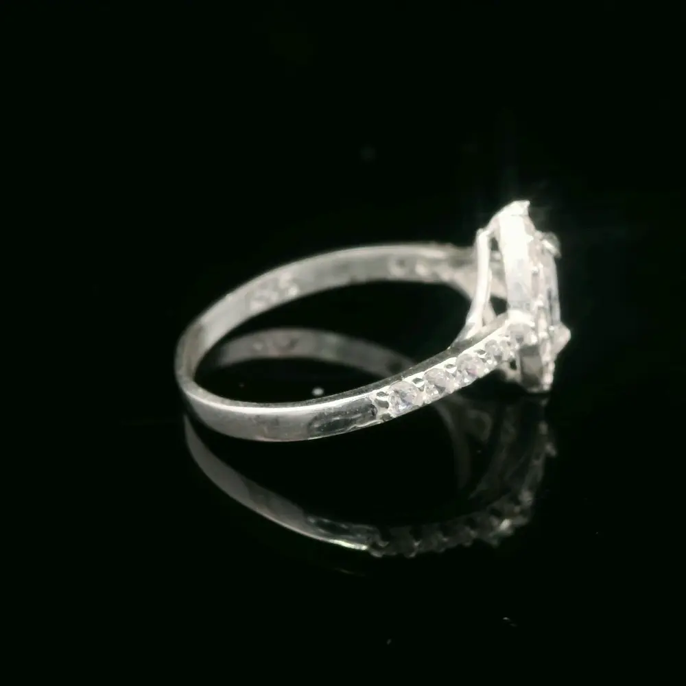 Anillo de Plata Halo Ovalado Incoloro con Circón Central