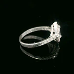 Anillo de Plata Halo Ovalado Incoloro con Circón Central