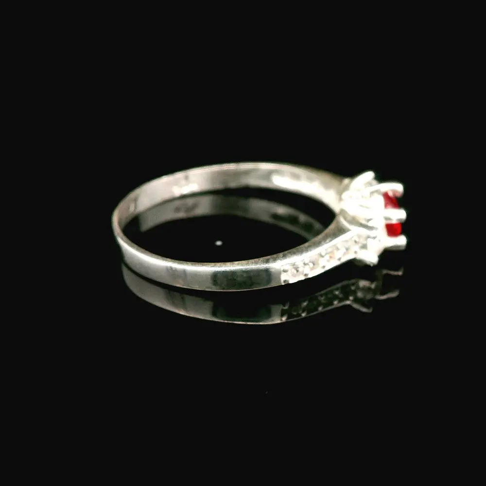 Anillo de Plata con Circón Central de Color