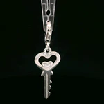 Colgante de Plata Llave con Forma de Corazón Barroco