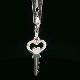 Colgante de Plata Llave con Forma de Corazón Barroco