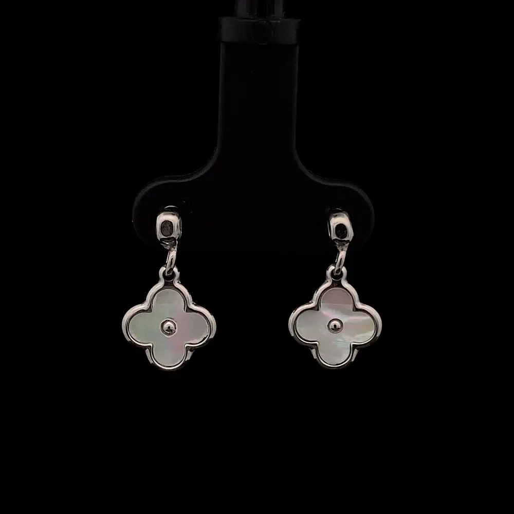 Aros de Plata Troquelados con Flor Nacarada