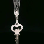 Colgante de Plata Llave con Forma de Corazón Barroco