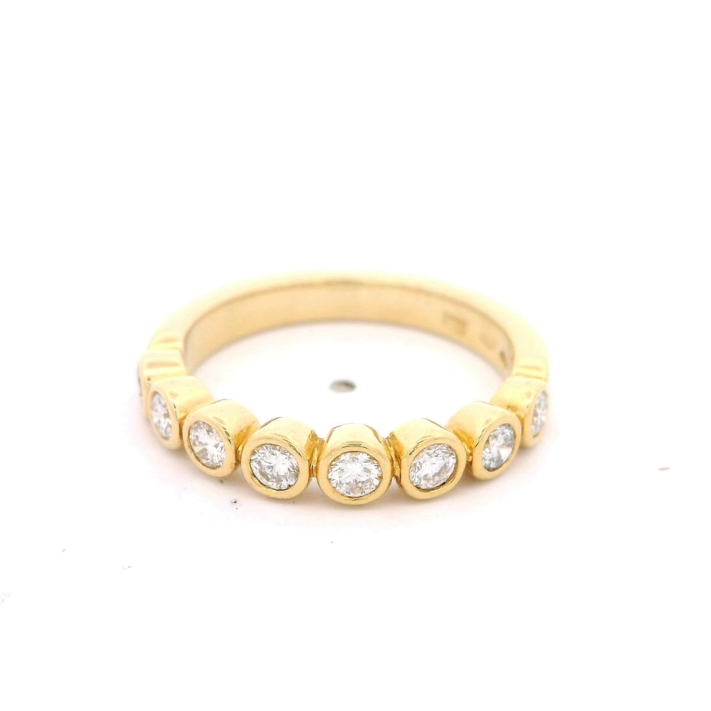 Anillo Cintillo Diamantes corte Corazón en Oro Amarillo 18K
