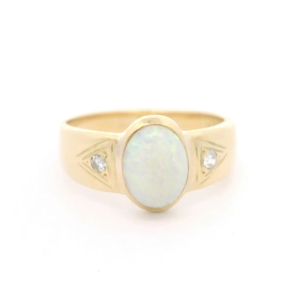 Anillo de Oro 18K Semi Bombé con Diamantes y Ópalo Natural
