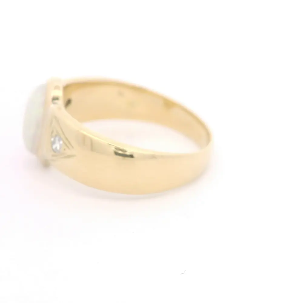 Anillo de Oro 18K Semi Bombé con Diamantes y Ópalo Natural