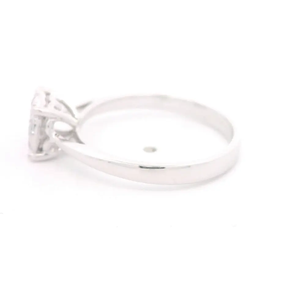 Anillo de Oro Blanco 18K Rodinado Halo con Diamantes