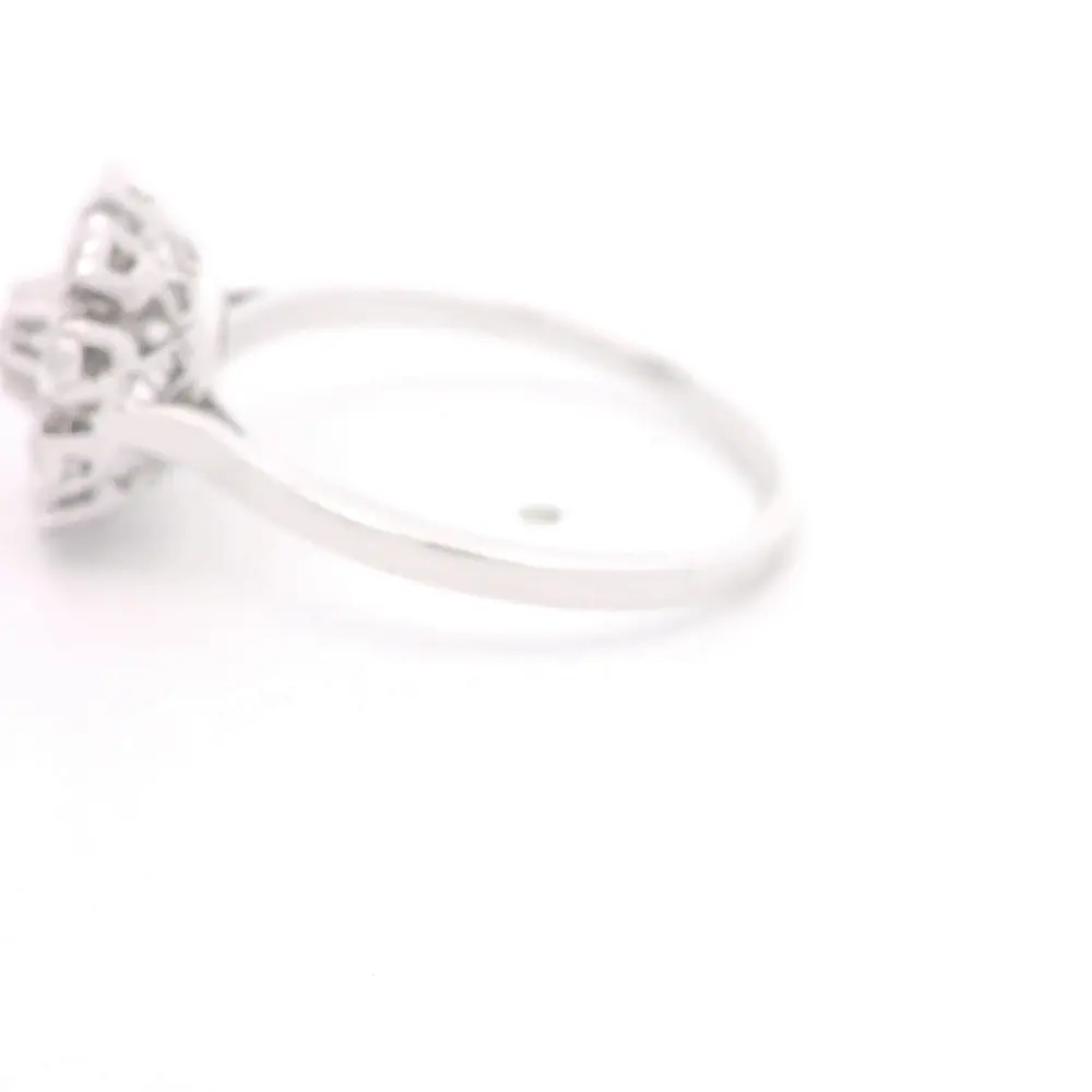 Anillo de Oro Blanco 18K Rodinado Rosetón con Diamantes