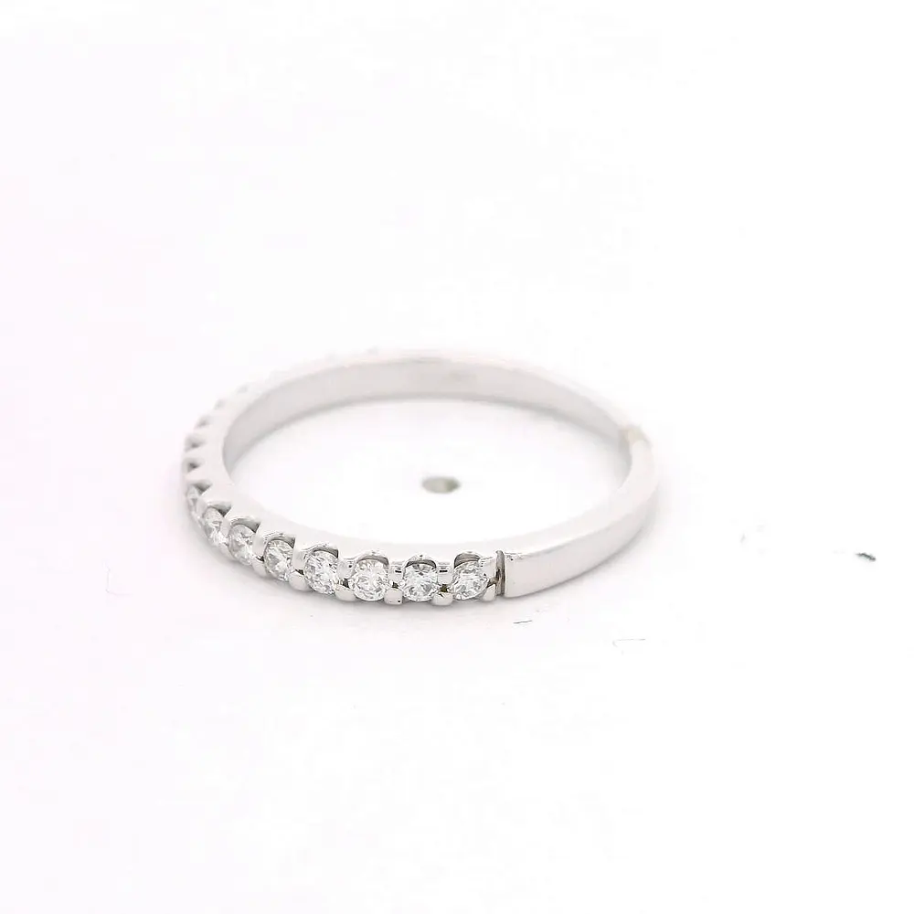 Anillo de Oro Blanco 18K con Diamantes