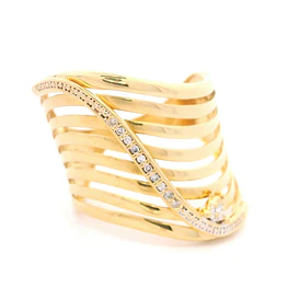 Anillo de Oro Amarillo 18K Ondulado Calado con Diamantes