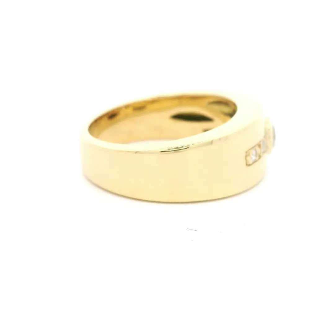 Anillo Oro 18K Semi Bombe con Moissanita