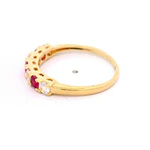 Anillo de Oro Amarillo 18K Cintillo con 4 MCP Incoloras y 3 MCP Fucsias