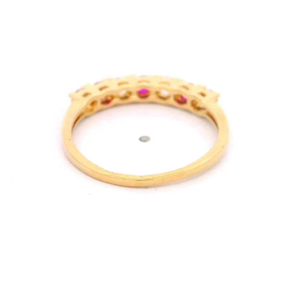 Anillo de Oro Amarillo 18K Cintillo con 4 MCP Incoloras y 3 MCP Fucsias