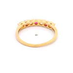 Anillo de Oro Amarillo 18K Cintillo con 4 MCP Incoloras y 3 MCP Fucsias