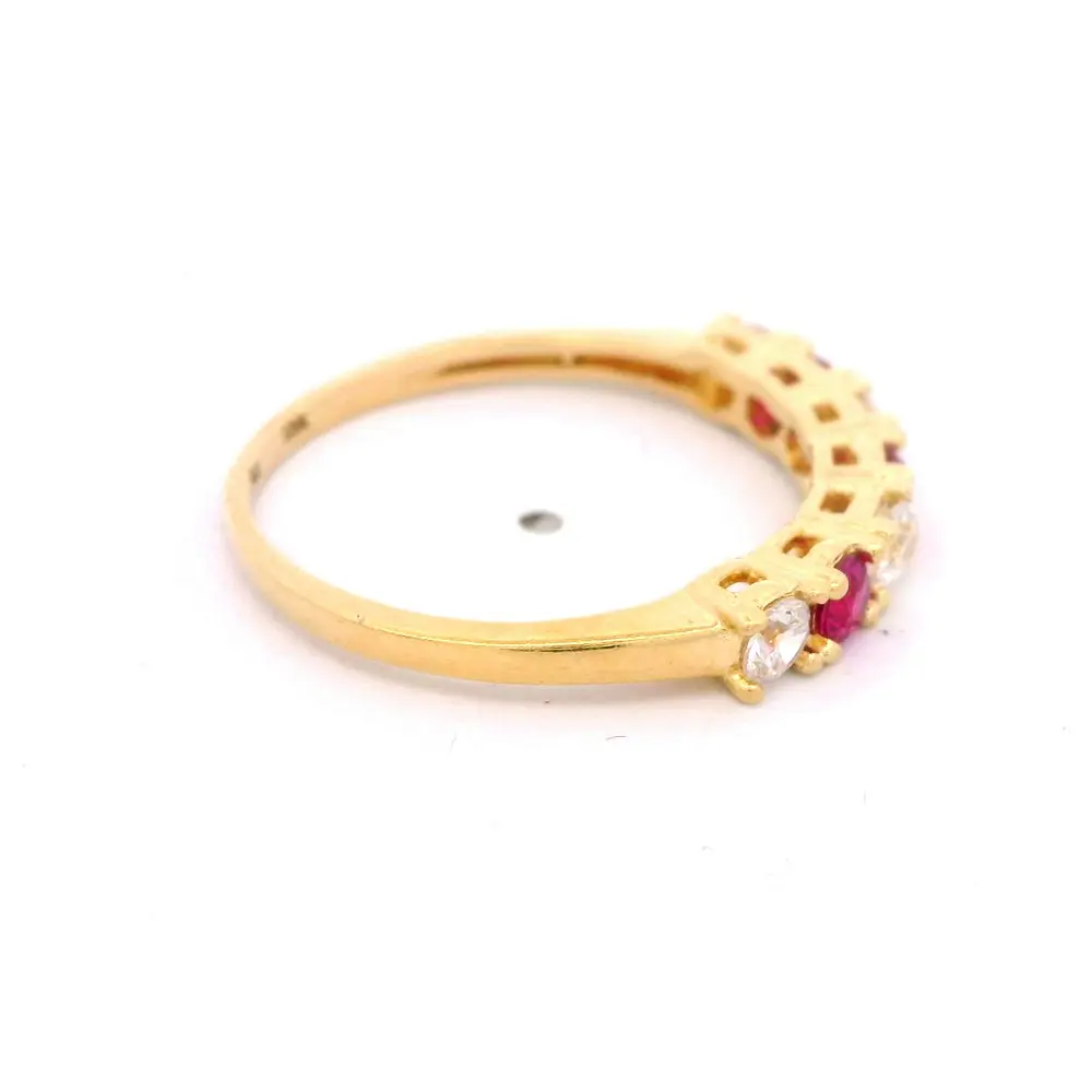 Anillo de Oro Amarillo 18K Cintillo con 4 MCP Incoloras y 3 MCP Fucsias