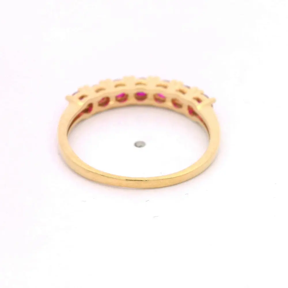 Anillo de Oro Amarillo 18K Cintillo con 7 MCP Fucsias