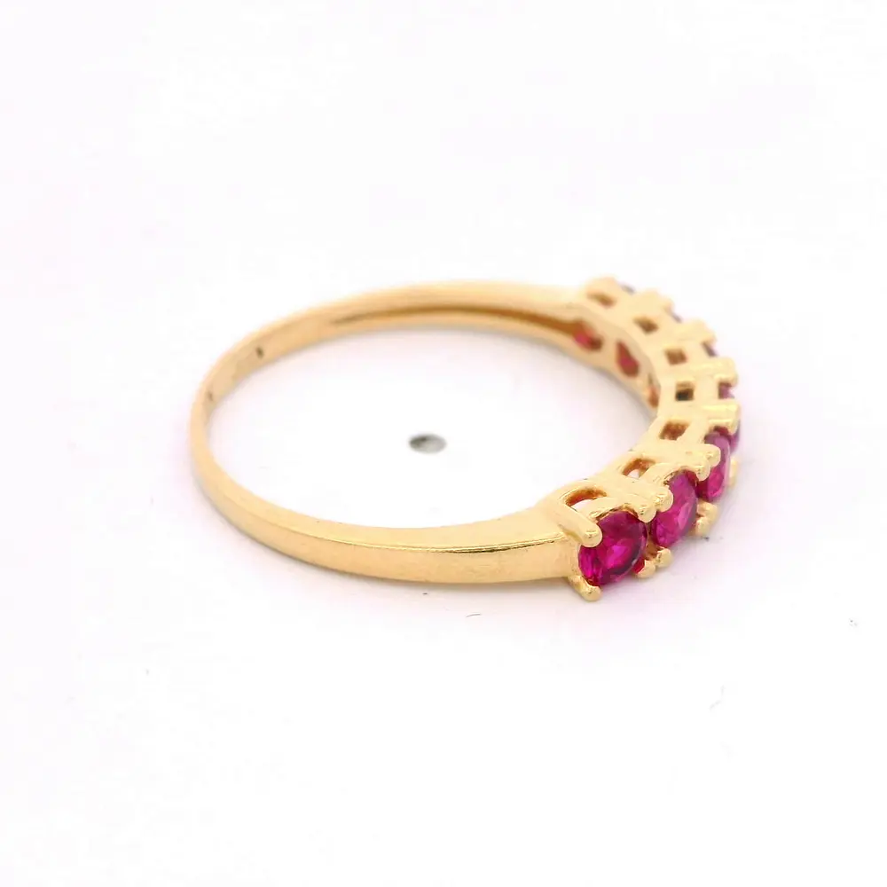 Anillo de Oro Amarillo 18K Cintillo con 7 MCP Fucsias