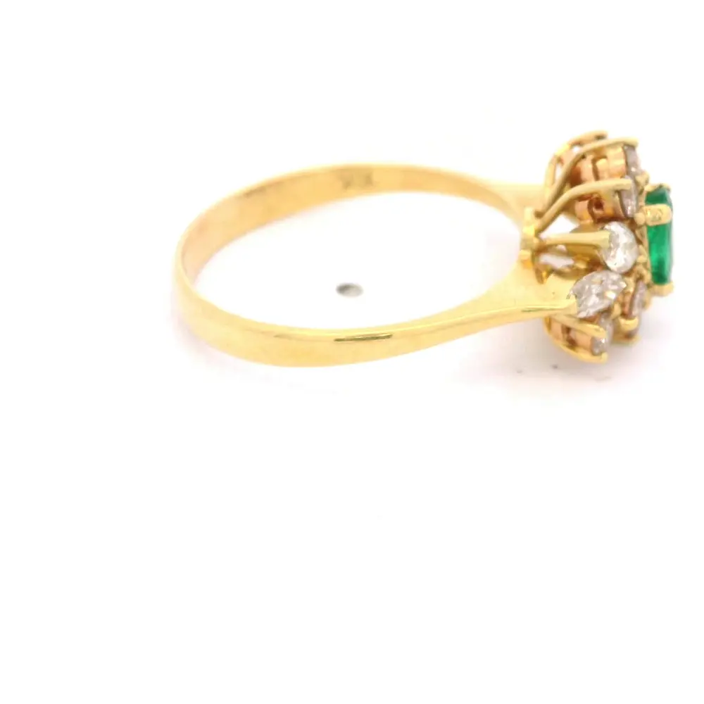Anillo Flor en Oro 18K con Piedra Ovalada Verde y 12 Diamantes Naturales