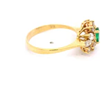 Anillo Flor en Oro 18K con Piedra Ovalada Verde y 12 Diamantes Naturales